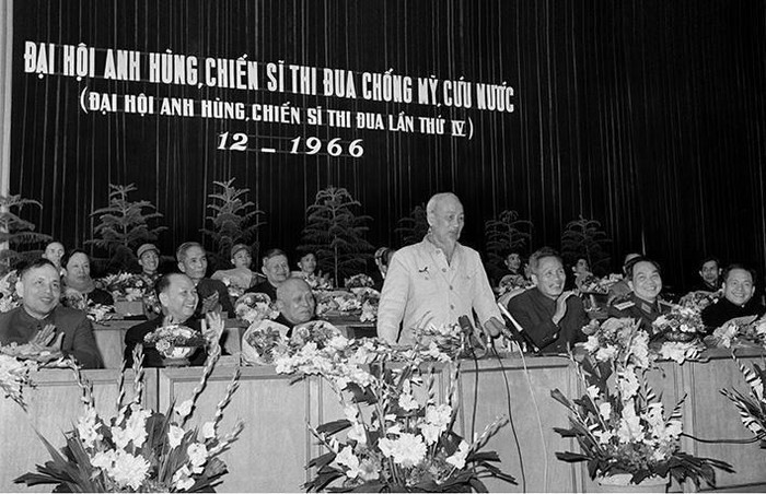 Chủ tịch Hồ Chí Minh nói chuyện tại Đại hội Anh hùng, Chiến sĩ thi đua chống Mỹ cứu nước (Đại hội Anh hùng, Chiến sĩ thi đua lần thứ IV, tháng 12/1966). Chủ tịch Hồ Chí Minh nói chuyện tại Đại hội Anh hùng, Chiến sĩ thi đua chống Mỹ cứu nước (Đại hội Anh hùng, Chiến sĩ thi đua lần thứ IV, tháng 12/1966).