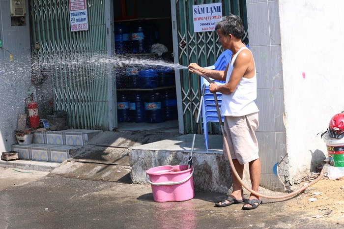 Tưới nước xuống đường để hạ nhiệt Tưới nước xuống đường để hạ nhiệt