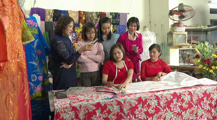 Hướng dẫn cho các học viên tại cơ sở may của mình Hướng dẫn cho các học viên tại cơ sở may của mình