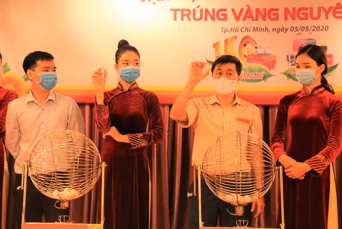 Hàng chục giải thưởng giá trị cao gồm một ký vàng SJC, sổ tiết kiệm ngân hàng và các giải thưởng hấp dẫn cuối chương trình đều đã tìm thấy chủ nhân may mắn. Hàng chục giải thưởng giá trị cao gồm một ký vàng SJC, sổ tiết kiệm ngân hàng và các giải thưởng hấp dẫn cuối chương trình đều đã tìm thấy chủ nhân may mắn.