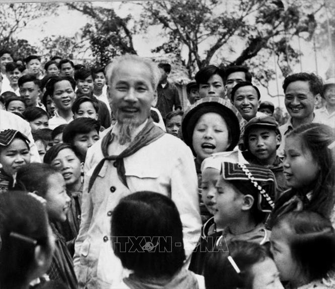 Chủ tịch Hồ Chí Minh khẳng định, đại đoàn kết dân tộc là một chiến lược cơ bản, nhất quán, lâu dài, là vấn đề sống còn, quyết định thành công của cách mạng. Đó là chiến lược tập hợp mọi lực lượng nhằm hình thành và phát triển sức mạnh to lớn của toàn dân trong cuộc đấu tranh chống kẻ thù của dân tộc, của nhân dân. Trong ảnh: Bác Hồ với các cháu thiếu nhi vùng cao Việt Bắc (1960). Ảnh: Tư liệu TTXVN