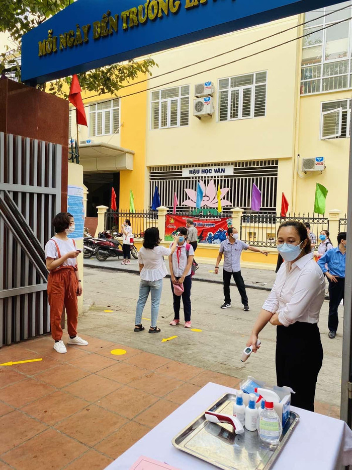 Đo nhiệt độ cơ thể cho học sinh từ cổng trường Đo nhiệt độ cơ thể cho học sinh từ cổng trường