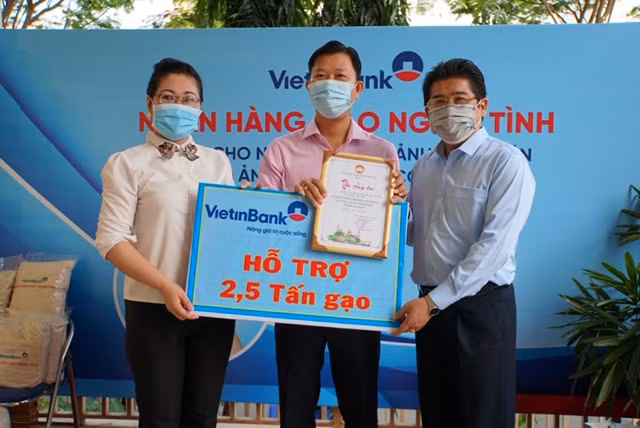 Ông Nguyễn Xuân Vũ - Ủy viên Ban Thường vụ Công đoàn VietinBank, Trưởng Văn phòng đại diện tại Thành phố Hồ Chí Minh và ông Trần Văn Chỉnh - Giám đốc VietinBank Chi nhánh Sài Gòn nhận cảm ơn của quận 7.
