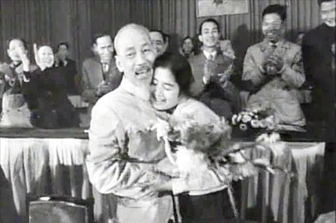 Để phát huy sức mạnh của khối đại đoàn kết toàn dân và nhân nguồn sức mạnh đó lên, Chủ tịch Hồ Chí Minh luôn coi trọng việc giác ngộ, tập hợp nhân dân vào hàng ngũ cách mạng, bổ sung và phát huy vai trò của họ, làm cho họ trở thành một động lực cách mạng quan trọng. Trong ảnh: Bác Hồ với Nghệ sĩ nhân dân Trà Giang tại Đại hội văn nghệ toàn quốc lần thứ 3, năm 1962. Ảnh: Tư liệu/TTXVN phát