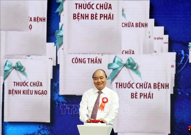 Thủ tướng Nguyễn Xuân Phúc nhấn nút cây "ATM thuốc". Ảnh: Thống Nhất/TTXVN