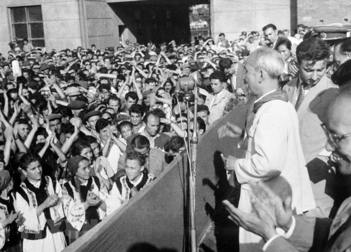 Chủ tịch Hồ Chí Minh đến thăm và nói chuyện với công nhân nhà máy sản xuất máy kéo ở thủ đô Bucharest trong chuyến thăm hữu nghị Romania (7/1957). (Ảnh: TTXVN) Chủ tịch Hồ Chí Minh đến thăm và nói chuyện với công nhân nhà máy sản xuất máy kéo ở thủ đô Bucharest trong chuyến thăm hữu nghị Romania (7/1957). (Ảnh: TTXVN)