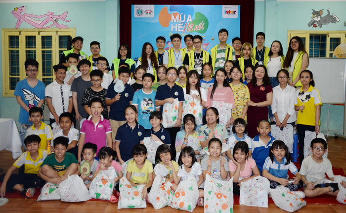 Các tình nguyện viên tặng quà cho các bé tại Nhà nuôi dưỡng trẻ Hữu nghị Đống Đa Các tình nguyện viên tặng quà cho các bé tại Nhà nuôi dưỡng trẻ Hữu nghị Đống Đa