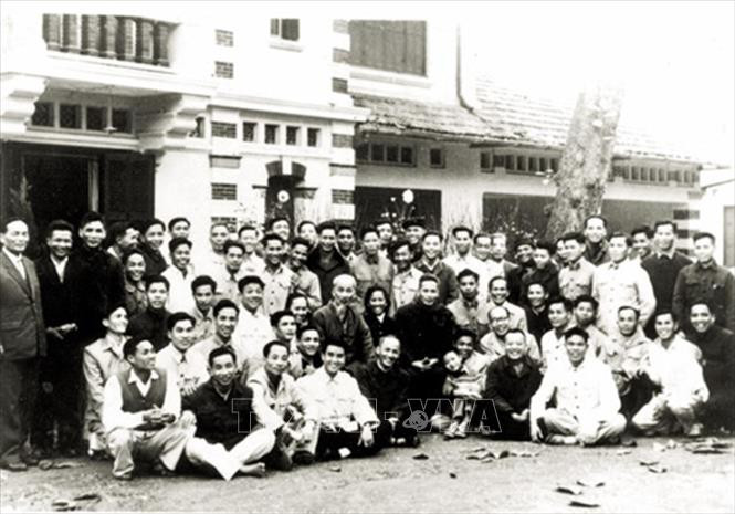 Bác Hồ cùng các đồng chí lãnh đạo Đảng, Nhà nước và cán bộ, chiến sĩ Trung đoàn 600 Công an vũ trang bảo vệ, Xuân Quý Mão năm 1963. Ảnh: Tư liệu/TTXVN phát Bác Hồ cùng các đồng chí lãnh đạo Đảng, Nhà nước và cán bộ, chiến sĩ Trung đoàn 600 Công an vũ trang bảo vệ, Xuân Quý Mão năm 1963. Ảnh: Tư liệu/TTXVN phát