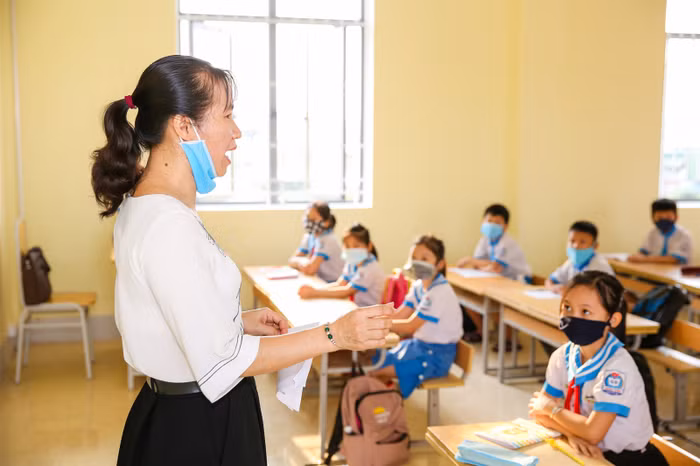 Học sinh trở lại trường học sau thời gian nghỉ phòng dịch Covid-19. (Ảnh minh họa: Giaoducthoidai.vn)