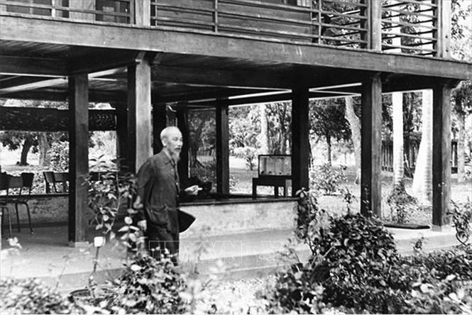 Trở về Thủ đô sau giải phóng 1954, Bác Hồ đã chọn nơi ở và làm việc là một ngôi nhà nhỏ vốn của người thợ điện phục vụ cho phủ Toàn quyền Đông Dương cũ. Đảng, Nhà nước mời Người ra ở tòa nhà lớn Phủ Chủ tịch nhưng Người đã từ chối. Khi ngôi nhà sàn được xây dựng thì tầng dưới Người dùng làm nơi họp Bộ Chính trị và làm việc với cán bộ các bộ, ban, ngành, tiếp một số đoàn khách, bạn bè, đồng chí gần gũi hoặc các cháu thiếu niên, nhi đồng. Ảnh: Bác Hồ bên ngôi nhà sàn, nơi Người đã sống và làm việc từ tháng 5/1958 – 8/1969. Ảnh: Tư liệu TTXVN Trở về Thủ đô sau giải phóng 1954, Bác Hồ đã chọn nơi ở và làm việc là một ngôi nhà nhỏ vốn của người thợ điện phục vụ cho phủ Toàn quyền Đông Dương cũ. Đảng, Nhà nước mời Người ra ở tòa nhà lớn Phủ Chủ tịch nhưng Người đã từ chối. Khi ngôi nhà sàn được xây dựng thì tầng dưới Người dùng làm nơi họp Bộ Chính trị và làm việc với cán bộ các bộ, ban, ngành, tiếp một số đoàn khách, bạn bè, đồng chí gần gũi hoặc các cháu thiếu niên, nhi đồng. Ảnh: Bác Hồ bên ngôi nhà sàn, nơi Người đã sống và làm việc từ tháng 5/1958 – 8/1969. Ảnh: Tư liệu TTXVN