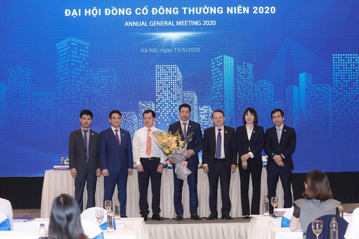 Hình ảnh các thành viên Hội đồng quản trị VPI nhiệm kỳ 2015-2020 và Tổng Giám đốc Đoàn Châu Phong (thứ 3 từ phải sang) Hình ảnh các thành viên Hội đồng quản trị VPI nhiệm kỳ 2015-2020 và Tổng Giám đốc Đoàn Châu Phong (thứ 3 từ phải sang)