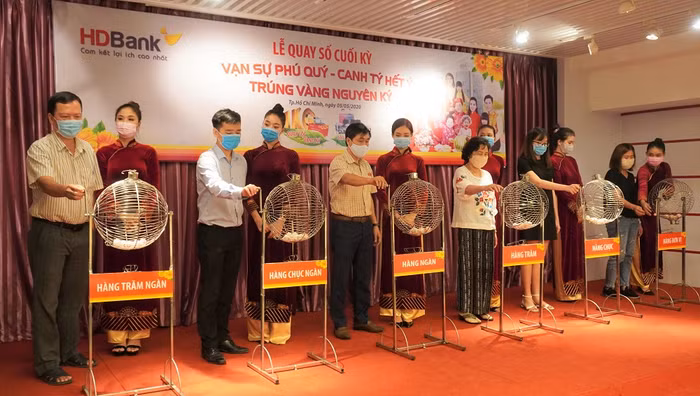 Buổi lễ quay số cuối kỳ được tổ chức tại Thành phố Hồ Chí Minh Buổi lễ quay số cuối kỳ được tổ chức tại Thành phố Hồ Chí Minh