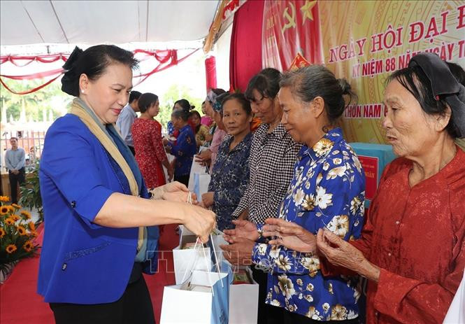 Chủ tịch Quốc hội Nguyễn Thị Kim Ngân tặng quà người nhân dân thôn Nam Ô Trình tại Ngày hội Đoàn kết toàn dân tộc của thôn Nam Ô Trình, xã Thụy Trình, huyện Thái Thụy, tỉnh Thái Bình, ngày 17/11/2018. Ảnh: Trọng Đức - TTXVN