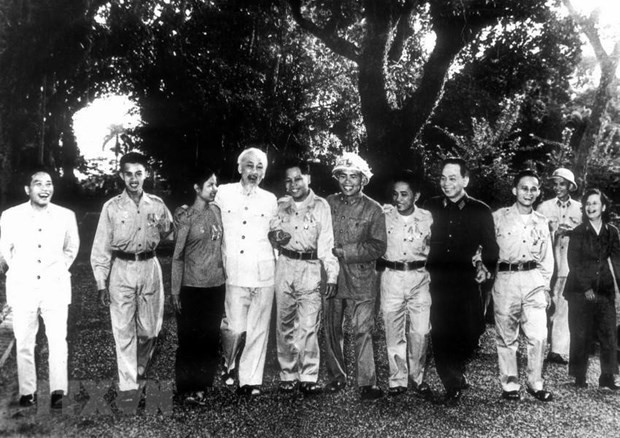 Chủ tịch Hồ Chí Minh tiếp đoàn đại biểu Anh hùng, Chiến sỹ thi đua các lực lượng vũ trang nhân dân Giải phóng miền Nam ra thăm miền Bắc (15/11/1965). (Ảnh: TTXVN) Chủ tịch Hồ Chí Minh tiếp đoàn đại biểu Anh hùng, Chiến sỹ thi đua các lực lượng vũ trang nhân dân Giải phóng miền Nam ra thăm miền Bắc (15/11/1965). (Ảnh: TTXVN)