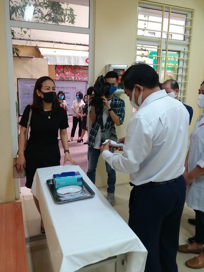 Ông Đinh Hồng Phong - Phó Chủ tịch quận Hoàn Kiếm và bà Vương Hương Giang, Trưởng phòng Giáo dục và Đào tạo quận Hoàn Kiếm đi kiểm tra thực tế tại các trường Ông Đinh Hồng Phong - Phó Chủ tịch quận Hoàn Kiếm và bà Vương Hương Giang, Trưởng phòng Giáo dục và Đào tạo quận Hoàn Kiếm đi kiểm tra thực tế tại các trường