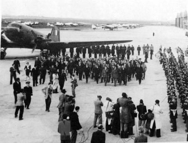 Chuyến thăm Pháp theo lời mời của Chính phủ Pháp kéo dài hơn 4 tháng (31/5-20/10/1946) của Chủ tịch Hồ Chí Minh với tư cách là nguyên thủ quốc gia của nước Việt Nam Dân chủ cộng hòa, giữa lúc đất nước đang đứng trước bao thử thách hiểm nguy là một trong những hoạt động đối ngoại quan trọng nhất của Chính phủ Việt Nam trong những năm 1945 - 1946 để cứu vãn nền hòa bình trong khi thực dân Pháp đang quyết tâm xâm lược Việt Nam một lần nữa. Lễ đón Chủ tịch Hồ Chí Minh tại sân bay Le Bourget (chiều 22/6/1946). (Ảnh: Tư liệu/TTXVN phát) Chuyến thăm Pháp theo lời mời của Chính phủ Pháp kéo dài hơn 4 tháng (31/5-20/10/1946) của Chủ tịch Hồ Chí Minh với tư cách là nguyên thủ quốc gia của nước Việt Nam Dân chủ cộng hòa, giữa lúc đất nước đang đứng trước bao thử thách hiểm nguy là một trong những hoạt động đối ngoại quan trọng nhất của Chính phủ Việt Nam trong những năm 1945 - 1946 để cứu vãn nền hòa bình trong khi thực dân Pháp đang quyết tâm xâm lược Việt Nam một lần nữa. Lễ đón Chủ tịch Hồ Chí Minh tại sân bay Le Bourget (chiều 22/6/1946). (Ảnh: Tư liệu/TTXVN phát)