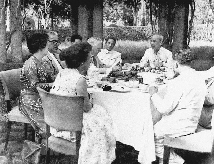 Chủ tịch Hồ Chí Minh tiếp Đoàn Nghị sĩ Quốc hội Anh sang thăm Việt Nam (4/5/1957). (Ảnh: Tư liệu/TTXVN phát) Chủ tịch Hồ Chí Minh tiếp Đoàn Nghị sĩ Quốc hội Anh sang thăm Việt Nam (4/5/1957). (Ảnh: Tư liệu/TTXVN phát)