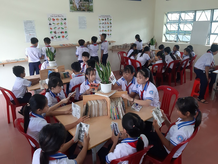 Một phòng học đã được bố trí làm thư viện. Một phòng học đã được bố trí làm thư viện.