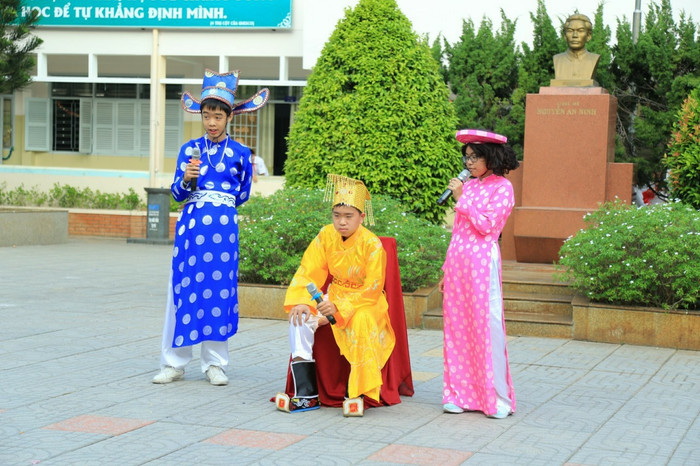 Một tiết mục Sử ca do học sinh trường Nguyễn An Ninh thực hiện Một tiết mục Sử ca do học sinh trường Nguyễn An Ninh thực hiện