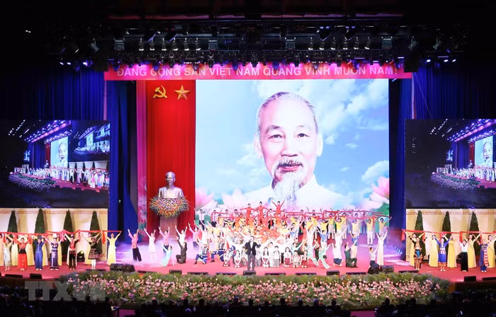 Tiết mục nghệ thuật biểu diễn tại lễ kỷ niệm. (Ảnh: Phương Hoa/TTXVN)