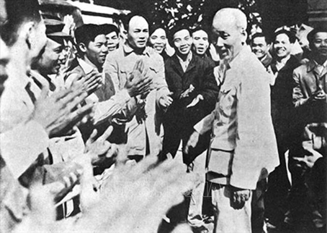 Bác Hồ đến thăm, chúc Tết cán bộ, chiến sỹ Cảnh vệ (Xuân Quý Mão 1963). Ảnh: Tư liệu/TTXVN phát Bác Hồ đến thăm, chúc Tết cán bộ, chiến sỹ Cảnh vệ (Xuân Quý Mão 1963). Ảnh: Tư liệu/TTXVN phát