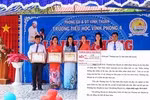 Bà Trịnh Ngọc Thuỳ Mai (thứ 2 từ trái sang) đã “diễn kịch” nhận giấy chứng nhận tặng thưởng danh hiệu Chiến sĩ thi đua trên lễ đài dù không đạt thành tích này. (Ảnh: c1vinhphong4.vinhthuan.edu.vn).
