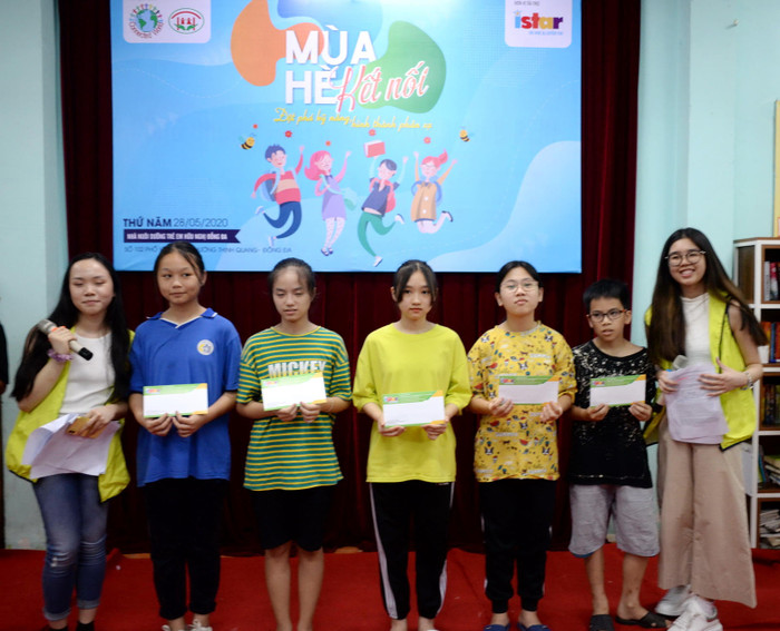 Thái Phương (bên phải) và Quỳnh cùng là du học sinh trao tặng học bổng cho các em Thái Phương (bên phải) và Quỳnh cùng là du học sinh trao tặng học bổng cho các em