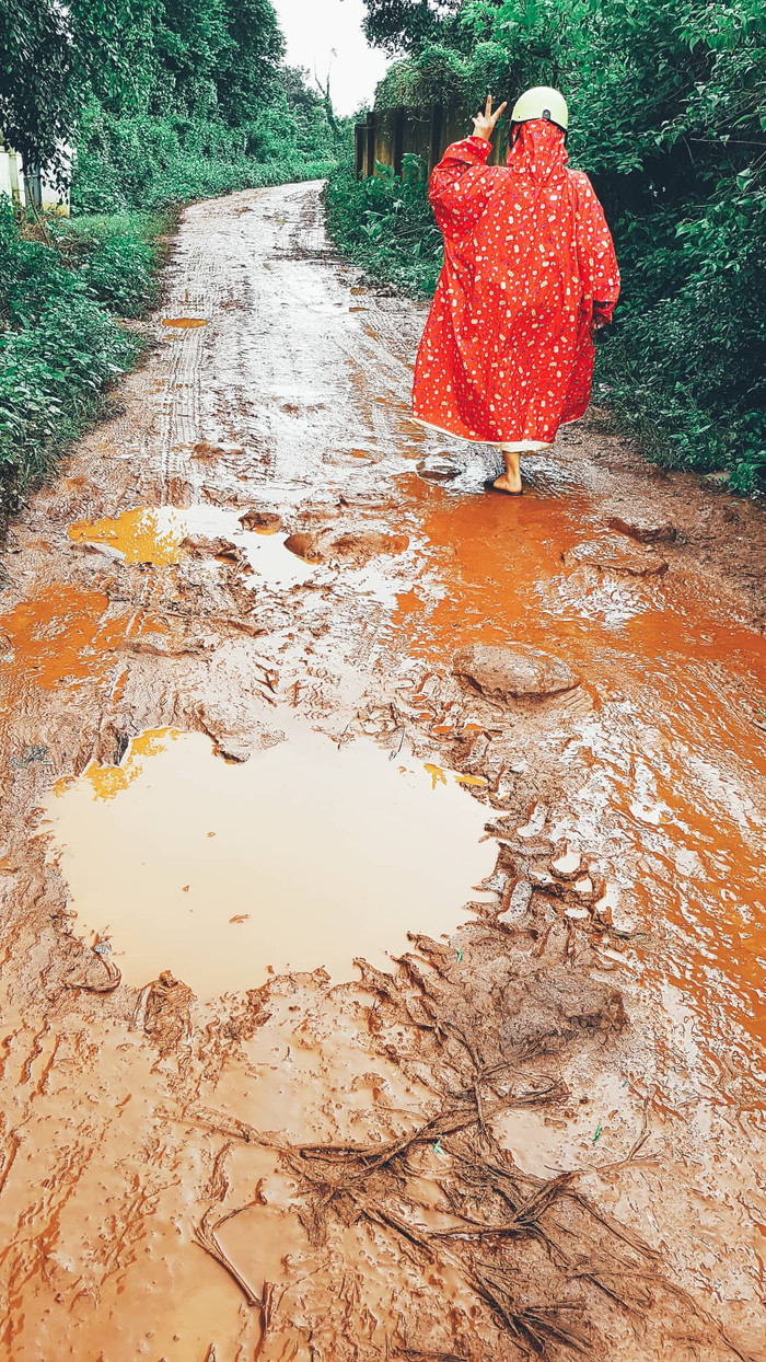 Không quản đường xấu, nắng mưa, cô giáo Hà Thị Mai Hương vẫn đi vận động học sinh đến trường Không quản đường xấu, nắng mưa, cô giáo Hà Thị Mai Hương vẫn đi vận động học sinh đến trường