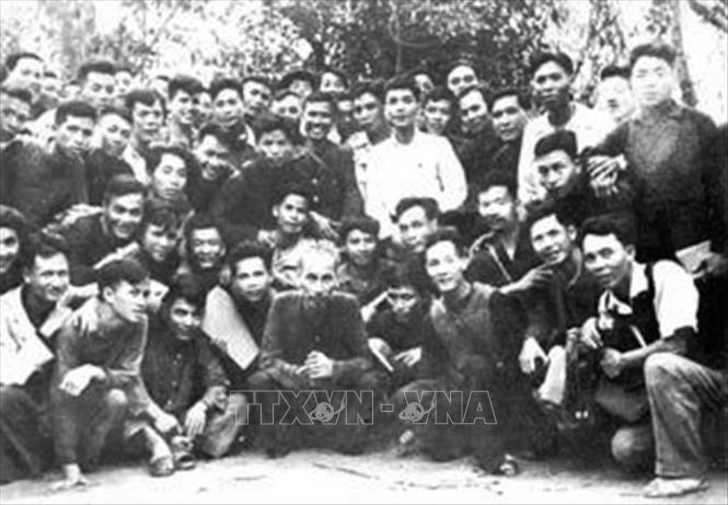 Bác Hồ đến thăm cán bộ lớp Trung cấp Công an ở chiến khu Việt Bắc, năm 1950. Ảnh: Tư liệu/TTXVN phát Bác Hồ đến thăm cán bộ lớp Trung cấp Công an ở chiến khu Việt Bắc, năm 1950. Ảnh: Tư liệu/TTXVN phát