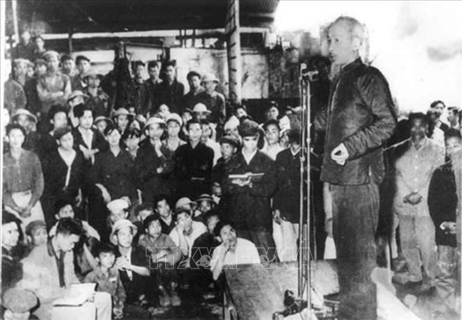 Để phát huy sức mạnh của khối đại đoàn kết toàn dân và nhân nguồn sức mạnh đó lên, Chủ tịch Hồ Chí Minh khẳng định liên minh giữa giai cấp công nhân với giai cấp nông dân và tầng lớp trí thức là nền tảng của khối đại đoàn kết toàn dân. Trong ảnh: Bác Hồ nói chuyện với công nhân Nhà máy cơ khí Duyên Hải (Hải Phòng), ngày 16/3/1961. Ảnh: Tư liệu/TTXVN phát