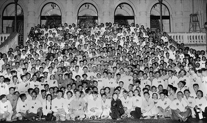 Trong hệ thống tư tưởng của Chủ tịch Hồ Chí Minh, tư tưởng đại đoàn kết toàn dân tộc là tư tưởng cơ bản, nhất quán và xuyên suốt trong cuộc đời hoạt động cách mạng của Người. Trong ảnh: Chủ tịch Hồ Chí Minh với các đại biểu dự Đại hội liên hoan Anh hùng, Chiến sĩ thi đua Công-Nông-Binh toàn quốc lần thứ II tại Hà Nội (7/7/1958). Ảnh: Tư liệu TTXVN