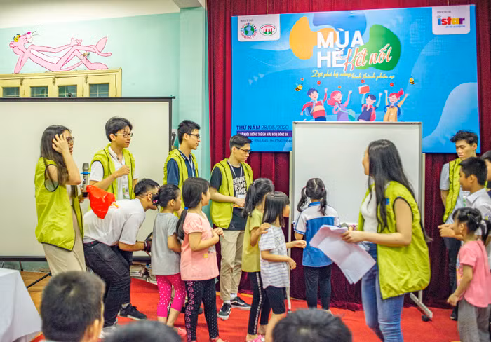 Hướng dẫn các em vui chơi