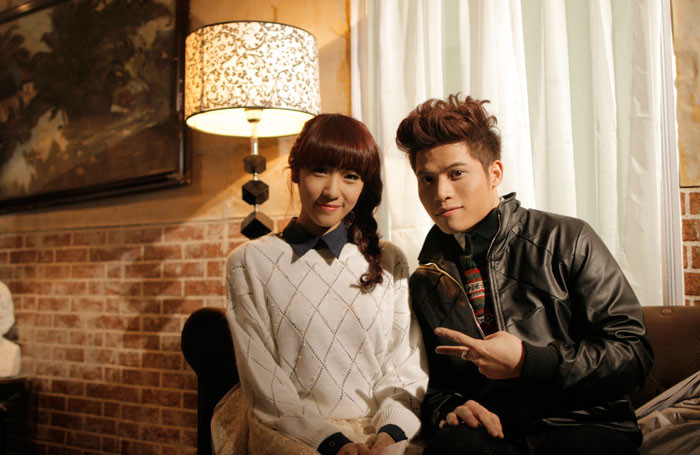 Dù lần đầu cộng tác, nhưng cả hai đều tìm được tiếng nói chung, sự đồng cảm trong câu chuyện ở kịch bản và nội dung cá khúc. Vì thế, Nam Hùng và Emily đã nhanh chóng hóa thân vào câu chuyện mà không một chút gợn.