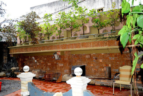 Vào sâu bên trong là hành lang và bờ tường rêu xanh rất bắt mắt. Từ vị trí này, khách có thể ngồi thư giãn ngắm cây xanh và nghe tiếng chim hót. Vào sâu bên trong là hành lang và bờ tường rêu xanh rất bắt mắt. Từ vị trí này, khách có thể ngồi thư giãn ngắm cây xanh và nghe tiếng chim hót.