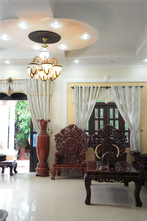 Minh Béo không ngại chi mạnh tay để "tậu" những bộ bàn ghế đắt tiền. Minh Béo không ngại chi mạnh tay để "tậu" những bộ bàn ghế đắt tiền.