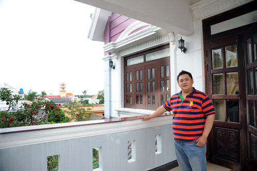 Ban công rộng rãi trên lầu giúp chủ nhân thỏa sức đón gió mát. Anh tâm sự: "Mỗi lần về nhà tuy xa một chút, nhưng là dịp để tôi tận hưởng không khí đồng quê, có cảm giác thanh thản, nhẹ nhàng và nạp năng lượng mới cho hành trình sáng tạo nghệ thuật". Ban công rộng rãi trên lầu giúp chủ nhân thỏa sức đón gió mát. Anh tâm sự: "Mỗi lần về nhà tuy xa một chút, nhưng là dịp để tôi tận hưởng không khí đồng quê, có cảm giác thanh thản, nhẹ nhàng và nạp năng lượng mới cho hành trình sáng tạo nghệ thuật".