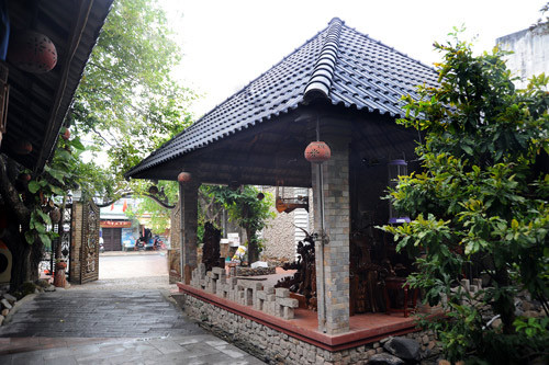 Từ ngoài cổng đến cửa chính ngôi nhà của Minh Béo để khoảng cách gần 20 m. Bên phải là một căng tin mini, bên trái là "mái chòi" cao cấp dành để tiếp khách đường xa. Từ ngoài cổng đến cửa chính ngôi nhà của Minh Béo để khoảng cách gần 20 m. Bên phải là một căng tin mini, bên trái là "mái chòi" cao cấp dành để tiếp khách đường xa.