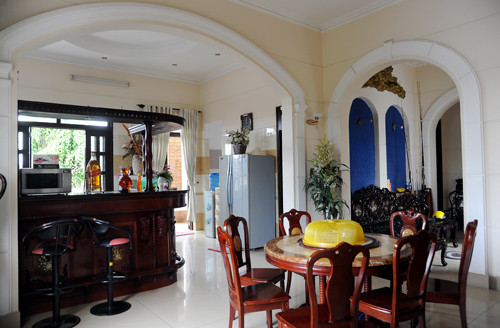 Gian bếp được thiết kế thêm một quầy rượu. Gian bếp được thiết kế thêm một quầy rượu.