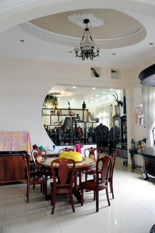 Chủ động dẫn khách lên lầu tham quan, Minh Béo giới thiệu từng chiếc giường gỗ cùng bàn thờ tổ tiên được anh sắp đặt khá ngăn nắp. Anh chia sẻ, mình rất xem trọng việc thờ cúng ông bà. Chủ động dẫn khách lên lầu tham quan, Minh Béo giới thiệu từng chiếc giường gỗ cùng bàn thờ tổ tiên được anh sắp đặt khá ngăn nắp. Anh chia sẻ, mình rất xem trọng việc thờ cúng ông bà.