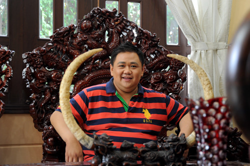 Bên trong ngôi nhà được trưng bày nhiều vật trang trí từ đồng hồ cổ, đầu bò tót và nhất là bộ bàn ghế gỗ có kiểu dáng lạ. Bên trong ngôi nhà được trưng bày nhiều vật trang trí từ đồng hồ cổ, đầu bò tót và nhất là bộ bàn ghế gỗ có kiểu dáng lạ.