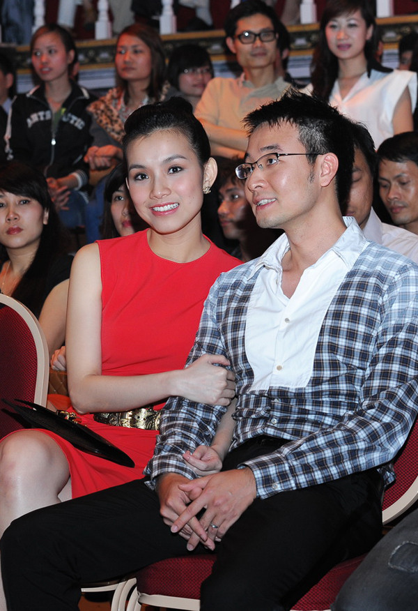 Hoa hậu Hoàn vũ Việt Nam không ngần ngại nắm tay ông xã trong suốt thời gian ngồi thưởng thức liveshow thứ 3 của 'Bước nhảy hoàn vũ' tối 8/4