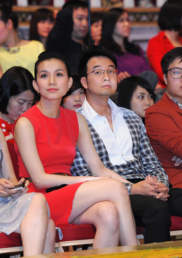 Đã từ khá lâu vợ chồng Thùy Lâm mới xuất hiện ở các event nên thu hút được sự chú ý của rất nhiều ống kính phóng viên. Tối 8/4, đến xem "Bước nhảy hoàn vũ 2012", sánh đôi cùng ông xã, Hoa hậu nổi bật với bộ đầm đỏ.(Theo Ngôi Sao)