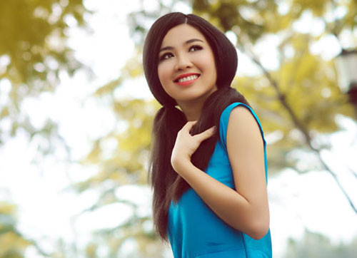 'Ám ảnh nhất là thấy mẹ vất vả một mình nuôi con. Ngày ấy tôi học ở trường bán trú từ sáng tới chiều còn mẹ đi làm suốt. Lúc nào tôi cũng thui thủi một mình nên tôi sợ nhất sự cô đơn', cô nói thêm (Theo Zing)