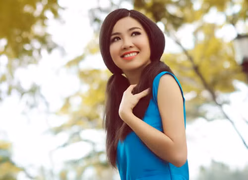 'Ám ảnh nhất là thấy mẹ vất vả một mình nuôi con. Ngày ấy tôi học ở trường bán trú từ sáng tới chiều còn mẹ đi làm suốt. Lúc nào tôi cũng thui thủi một mình nên tôi sợ nhất sự cô đơn', cô nói thêm (Theo Zing)