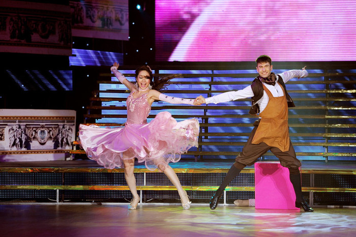 Tuy nhiên, phần biểu diễn của cặp đôi rất sôi động, cuốn hút. Với một phong độ ổn định cùng việc nắm được nhiều những vấn đề kĩ thuật trong bộ môn khiêu vũ thể thao, Minh Hằng không khó khăn để hoàn thành cực kì tốt bài Quickstep của mình. Tuy nhiên, phần biểu diễn của cặp đôi rất sôi động, cuốn hút. Với một phong độ ổn định cùng việc nắm được nhiều những vấn đề kĩ thuật trong bộ môn khiêu vũ thể thao, Minh Hằng không khó khăn để hoàn thành cực kì tốt bài Quickstep của mình.