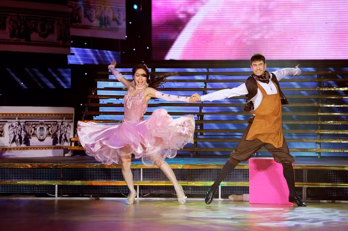 Tuy nhiên, phần biểu diễn của cặp đôi rất sôi động, cuốn hút. Với một phong độ ổn định cùng việc nắm được nhiều những vấn đề kĩ thuật trong bộ môn khiêu vũ thể thao, Minh Hằng không khó khăn để hoàn thành cực kì tốt bài Quickstep của mình.