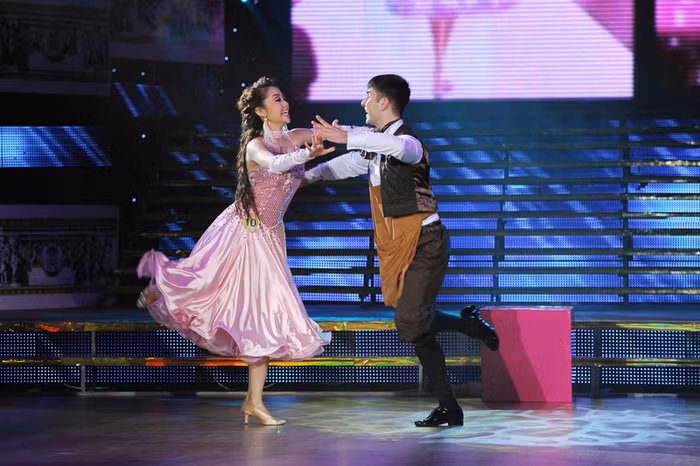 Nhạc sỹ Quốc Bảo đưa ra ý kiến, nếu Minh Hằng được điểm cao thì phải chia cho vũ công nam vì đã lựa chọn một bài hát rất vui khiến không ai có thể 'trùng xuống'.