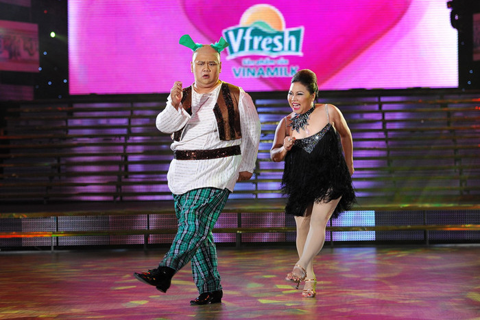 Cả hai rất thoải mái biểu diễn trước khán giả truyền hình. (Giaoduc.net.vn)