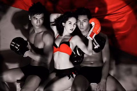 Ngồi bên trái Ngọc Trinh là người yêu của người mẫu Hồng Quế - người mẫu Hoàng Gia Ngọc. (Theo Vnmedia)