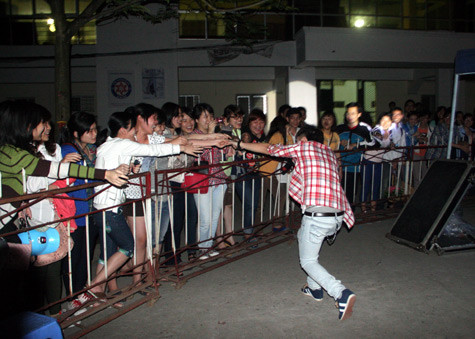 Ca sỹ Minh Vương là 1 trong 4 đại diện hình ảnh cuộc thi Tìm kiến Gương mặt Nữ sinh trong mơ của Báo Giáo dục Việt Nam. Tối 8/4, anh cùng Hoa hậu thân thiện Dương Thùy Linh tham dự và biểu diễn trong cuộc phát động cuộc thi Tìm kiến gương mặt Nữ sinh trong mơ tại Đại học Ngoại Thương. Minh Vương khiến các fan phát sốt không chỉ bởi bài hát 'cực chất', mà anh còn có hành động rất đẹp, rời sân khấu, tới gần nhất với các sinh viên.